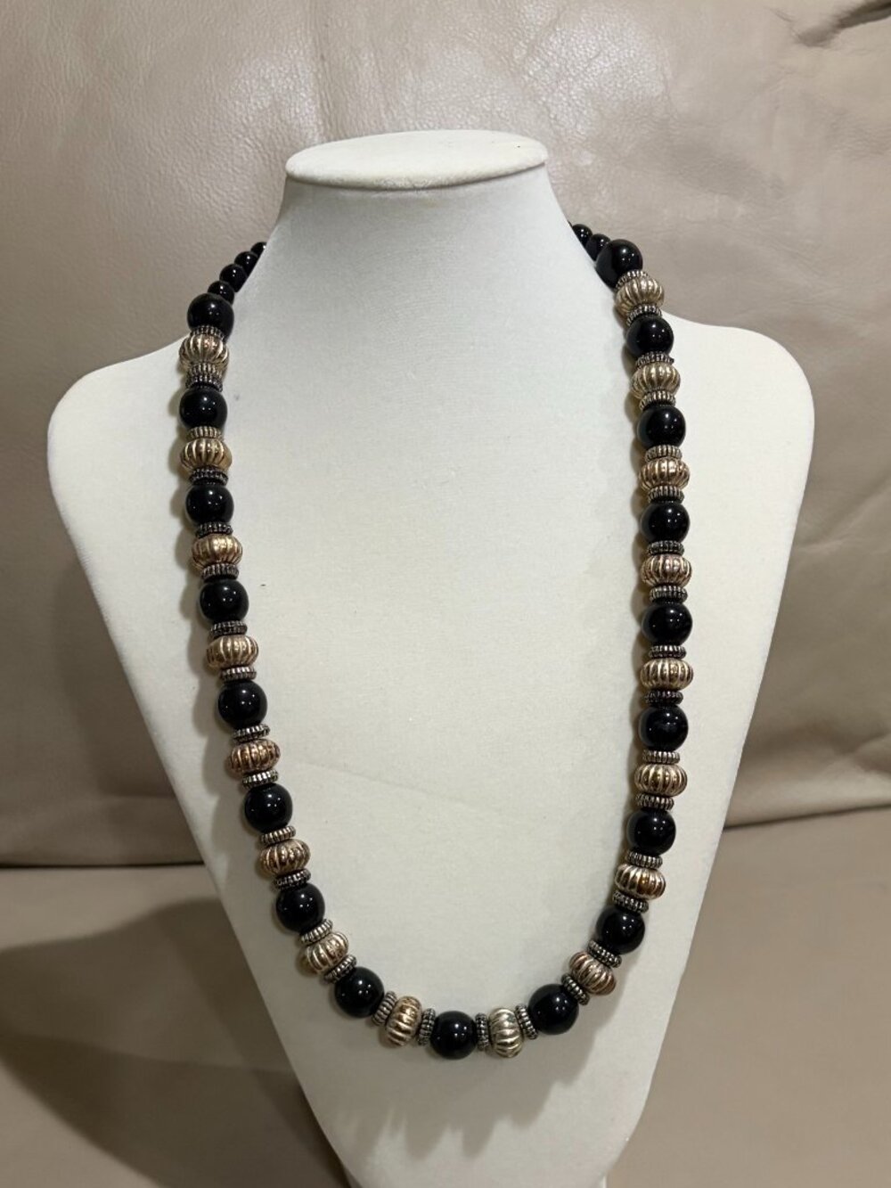 Vintage necklace (Preowned)
